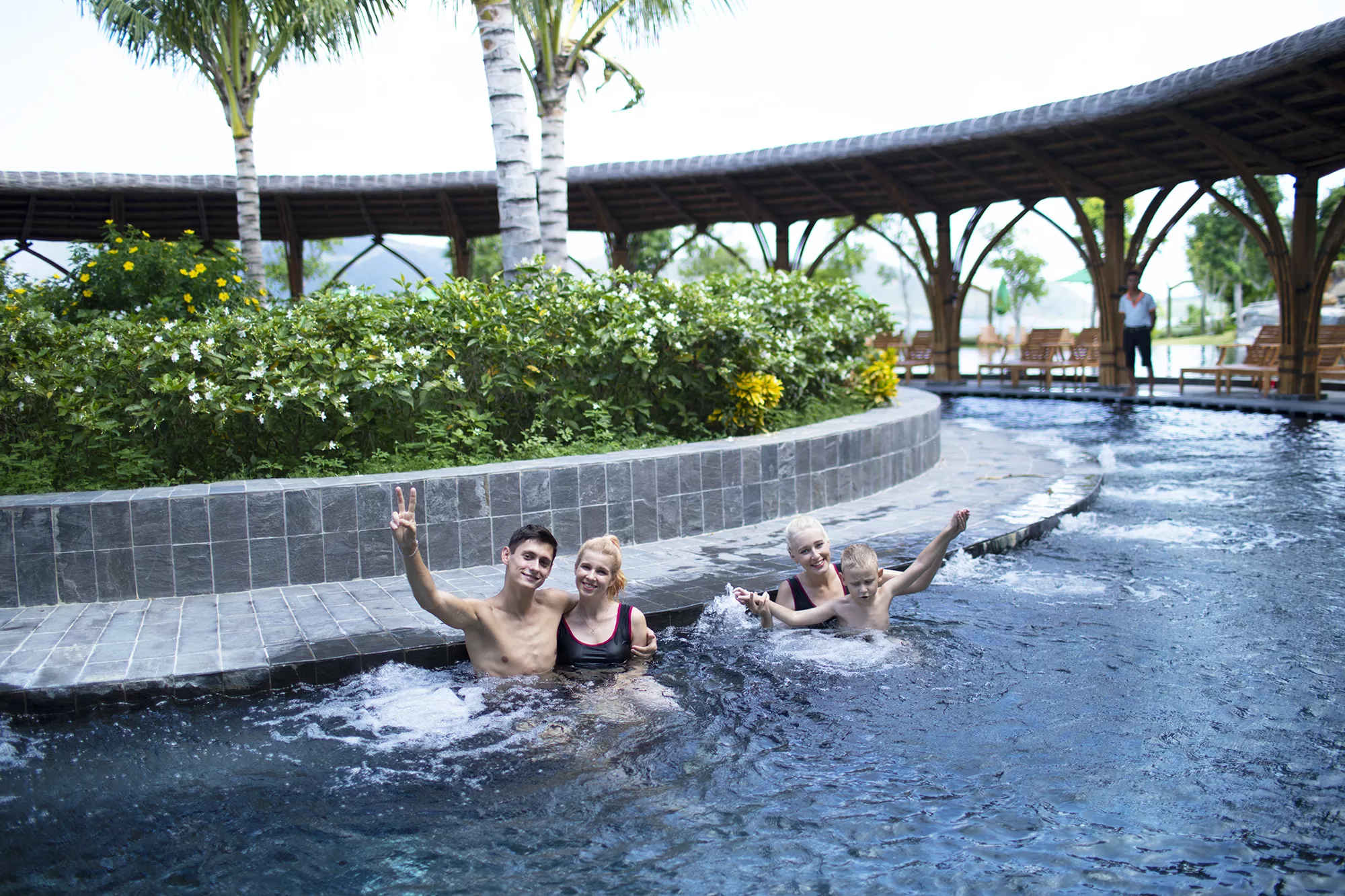 Tắm bùn Hòn Tằm Nha Trang